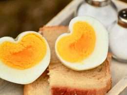 Вареные яйца и хлеб